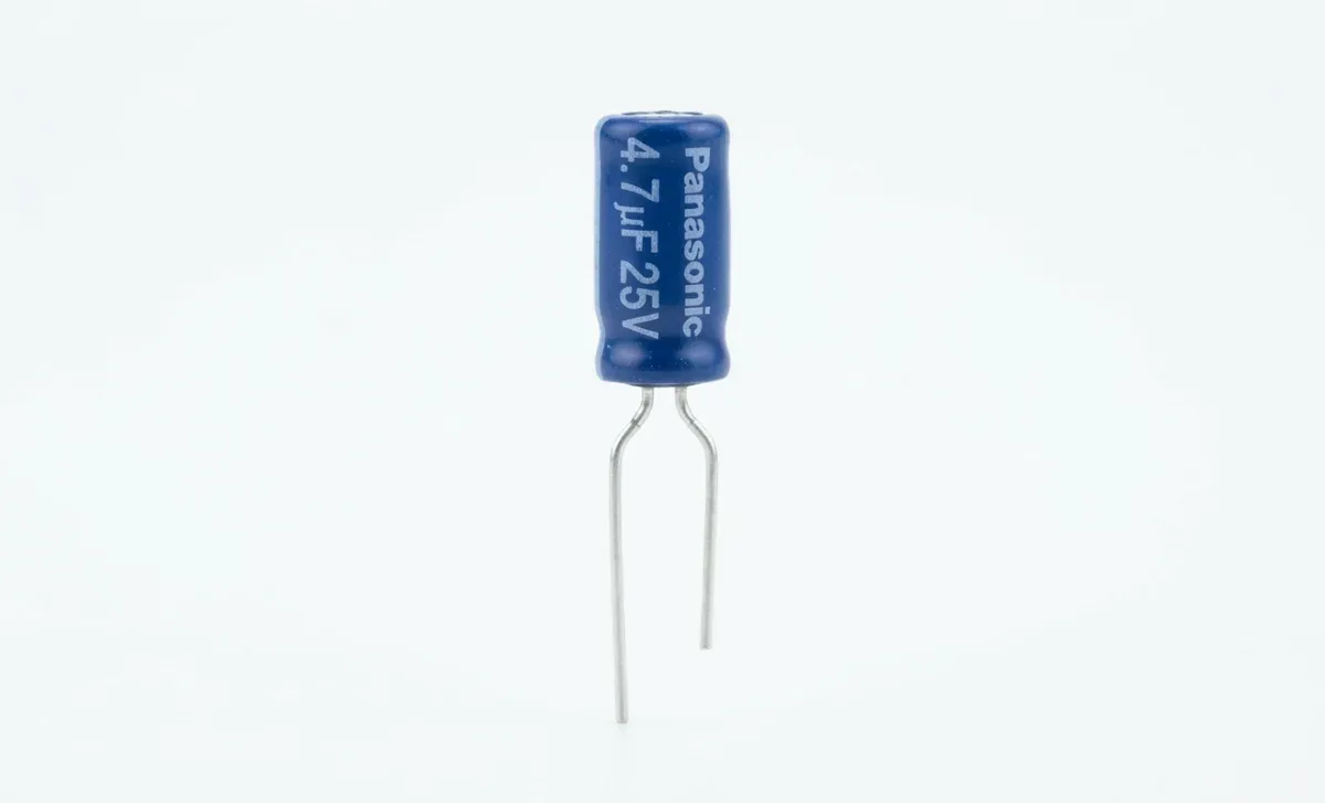 Panasonic 4.7uF 25V Radyal Alüminyum Elektrolitik Kondansatör - Orijinal Şerit Paket (Ammo Pack)